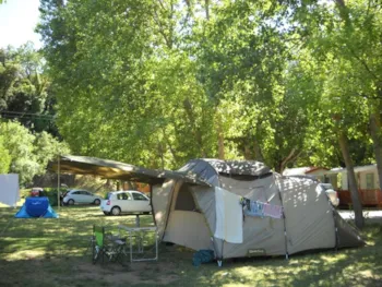 Stellplatz - Stellplatz + Fahrzeug - Camping les Fouguières
