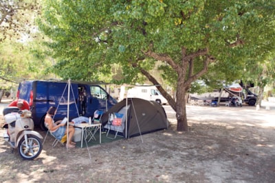 Pitch Small tent + Car + electricity — 2