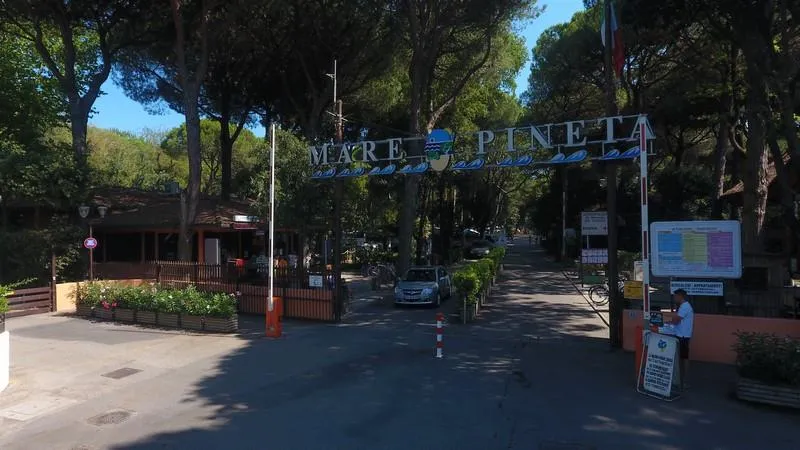 Superplatz Avec Electricité 10A + Charge D'eau