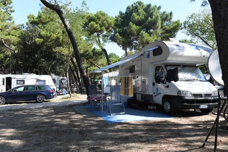 Emplacement - Superplatz Avec Electricité 10A + Charge D'eau - Camping Mare e Pineta