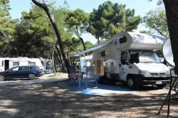 Stellplatz - Superplatz Mit Strom 10A + Wasseranschluss - Camping Mare e Pineta