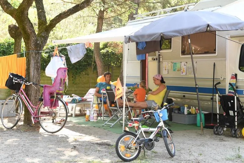 Superplatz Avec Electricité 10A + Charge D'eau