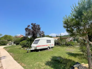 Stellplatz - Stellplatz Für Wohnwagen, Zelt Und Wohnmobil Ab 12 Uhr - Camping Le Domaine des Floralies
