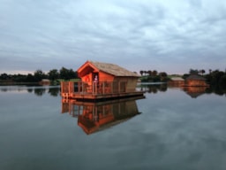 Accommodation - Wooden Cabin Alize (2 Adults + 3 Children) - 120 Ft² / 1 Bedroom - Camping Sandaya Village Flottant de Pressac