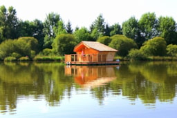 Location - Cabane Flottante Les Poissons Clown (2 Adultes + 3 Enfants) - 40 M² / 1 Chambre - Camping Sandaya Village Flottant de Pressac