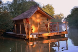 Accommodation - Wooden Cabin Bora (2 Adults + 1 Child) - 90 Ft² / 1 Bedroom - Camping Sandaya Village Flottant de Pressac