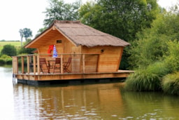 Accommodation - Wooden Cabin Bali (2 Adults + 1 Child) - 90 Ft² / 1 Bedroom - Camping Sandaya Village Flottant de Pressac