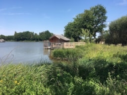 Mietunterkunft - Hütte Im Bolz Demoiselles (2 Erwachsene 3 Kinder) - 40 M² / 1 Zimmer - Camping Sandaya Village Flottant de Pressac