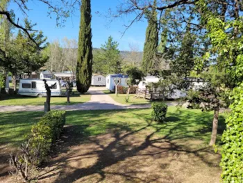 Stellplatz - Stellplatz Standard (Zelt, Wohnwagen, Wohnmobil / 1 Auto / Strom) - Camping La Vidaresse