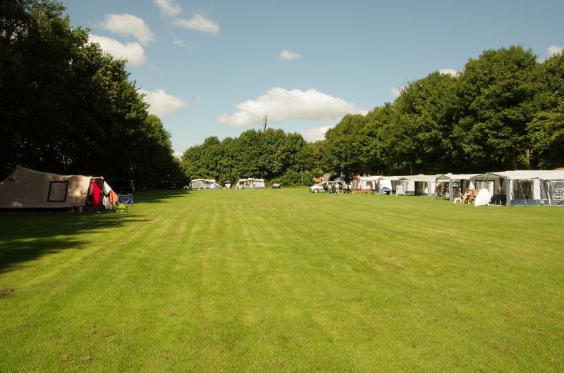 Emplacement - Caravane ou tente, voiture, eau chaude, piscine et taxes