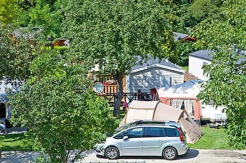 Stellplatz - Pauschal Komfort (Stellplatz Für Auto + Zelt / Wohnwagen Oder Wohnmobil Mit Strom 8A) - image n°3 - Camping des Neiges