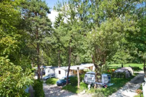 Emplacement - Basisprijs Comfortplaats (tent / caravan of camper, elektriciteit 10A + water) - Camping des Neiges