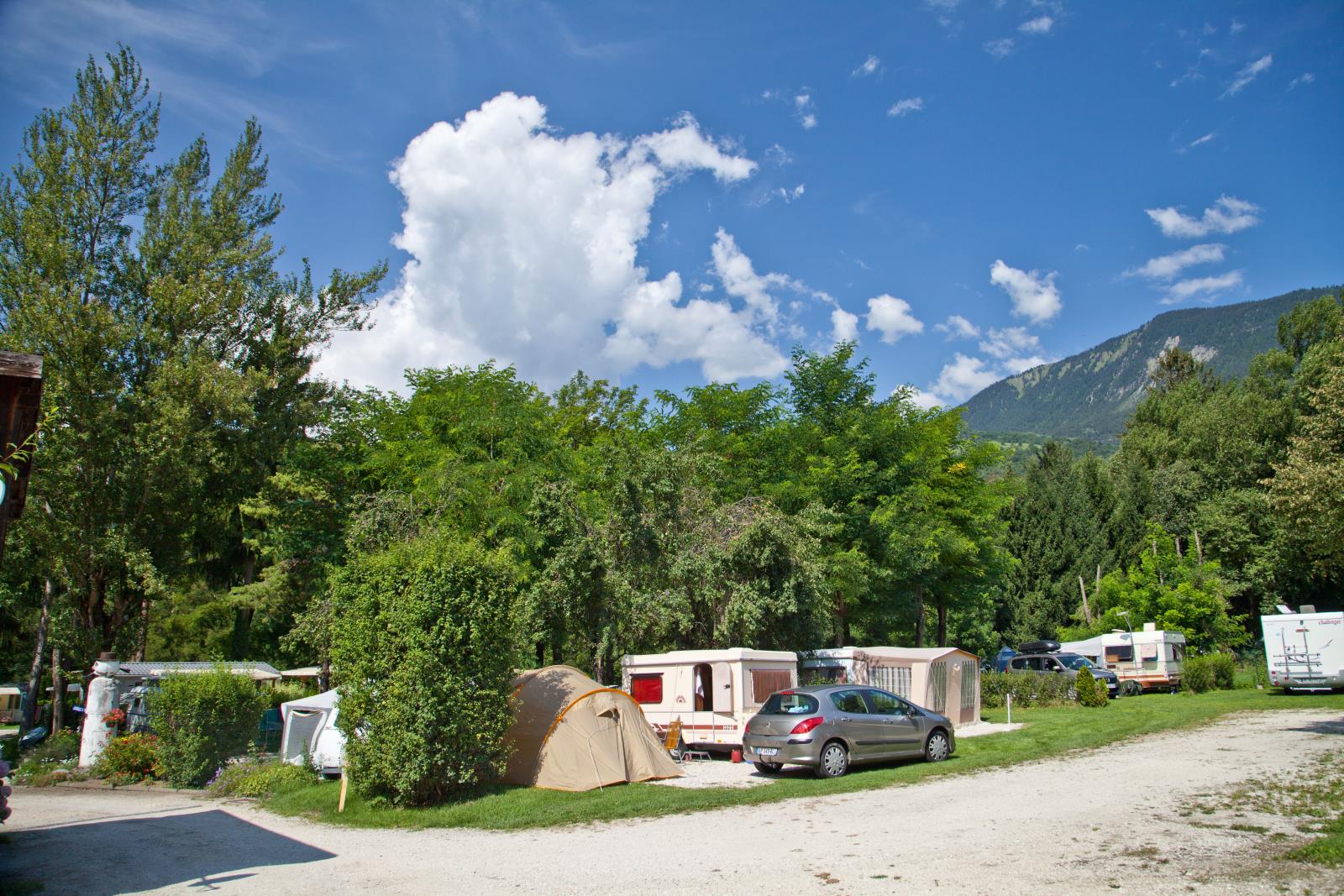 Kampeerplaats - Basisprijs Comfortplaats (Standplaats Voor Auto + Tent / Caravan Of Camper Met Elektriciteit 8A) - Camping des Neiges