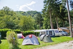 Kampeerplaats(en) - Basisprijs Comfortplaats (Plaats Voor Auto + Tent / Caravan Of Camper, Elektriciteit 10A) - Camping des Neiges