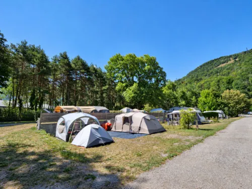 Emplacement - Forfait Grand Confort   ( Tente/Caravane Ou Camping-Car,  Electricite 10A + Eau) - image n°3 - Camping des Neiges