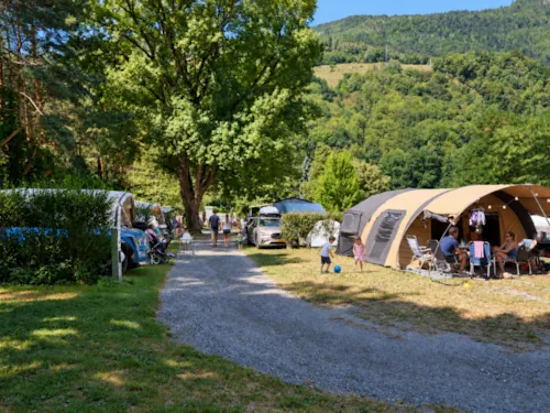 Kampeerplaats(en) - Basisprijs Comfortplaats (Plaats Voor Auto + Tent / Caravan Of Camper, Elektriciteit 10A) - image n°2 - Camping des Neiges