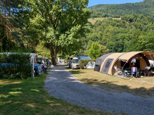 Kampeerplaats(en) - Basisprijs Comfortplaats (Plaats Voor Auto + Tent / Caravan Of Camper, Elektriciteit 10A) - image n°4 - Camping des Neiges