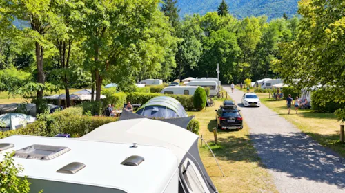 Kampeerplaats(en) - Basisprijs Comfortplaats (Plaats Voor Auto + Tent / Caravan Of Camper, Elektriciteit 10A) - image n°8 - Camping des Neiges