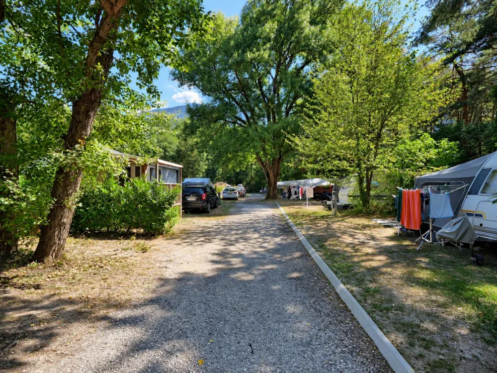 Emplacement - Forfait Confort (Emplacement Voiture + Tente/Caravane Ou Camping-Car Électricité 10A) - Camping des Neiges