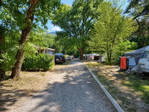 Kampeerplaats(en) - Comfort-Arrangement (Standplaats Voor Auto + Tent/Caravan Of Camper Met 10 A Stroom) - image n°1 - Camping des Neiges