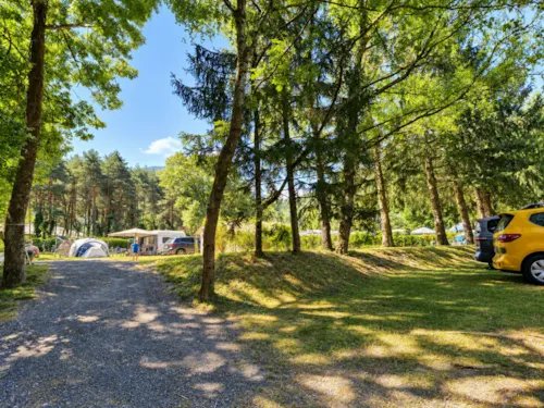 Kampeerplaats(en) - Comfort-Arrangement (Standplaats Voor Auto + Tent/Caravan Of Camper Met 10 A Stroom) - image n°5 - Camping des Neiges