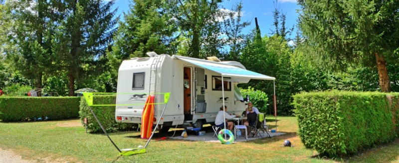 Forfait camping (emplacement, 2 personnes, 1 véhicule)