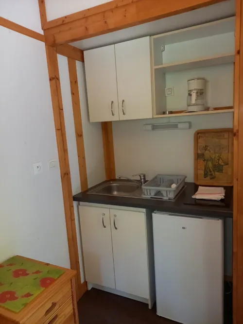 Location - Chalet Pour 2 Personnes - 17 M² - 1 Chambre S - image n°2 - Camping Le Crêtoux