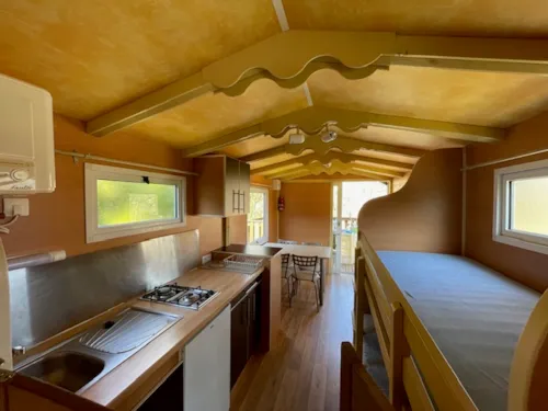 Location - Roulotte - 17M² - 1 Chambre - Sans Sanitaire Privé - image n°3 - Camping Le Crêtoux