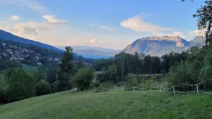 Emplacement - EMPLACEMENT CONFORT 120 M² + VUE LAC + OMBRAGÉ - SEULEMENT POUR TENTES OU PETITS VANS - Camping Le Crêtoux