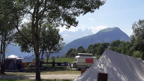 Emplacement - Emplacement Tente/Caravane/Camping-Car Avec Électricité 10A - image n°7 - Camping du Col