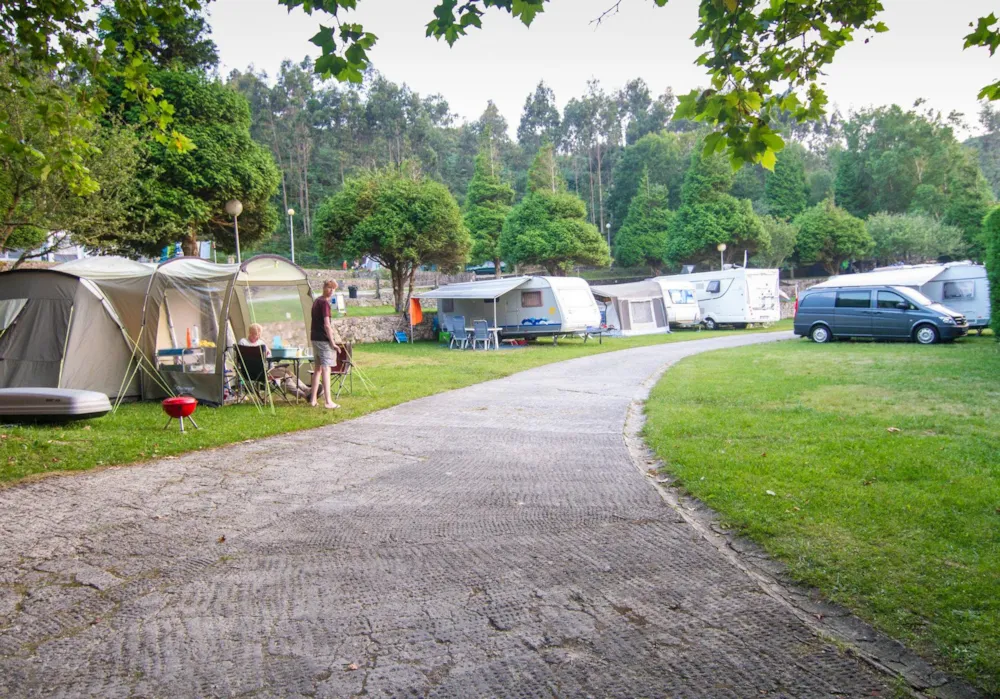Stellplatz - Stellplatz Mit Wohnwagen / Zeltwagen - Camping Las Hortensias