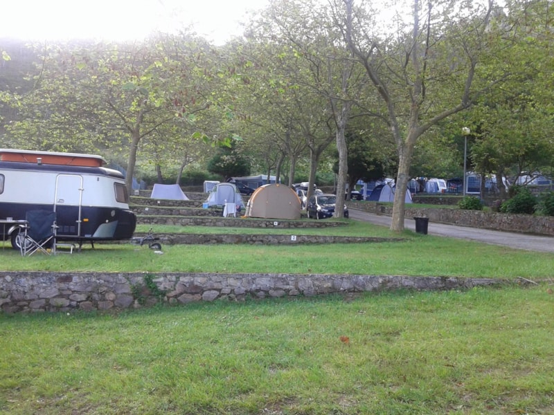 Emplacement avec camping-car