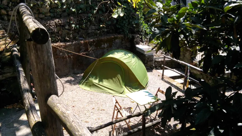 Emplacement (Petite Tente) + Voiture Dans Le Stationnement. Camping En Terrasses.