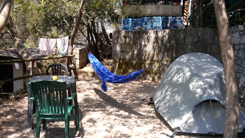 Emplacement (Petite Tente) + Voiture Dans Le Stationnement. Camping En Terrasses.