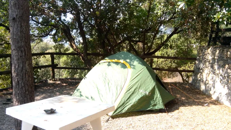 Emplacement (Petite Tente) + Voiture Dans Le Stationnement. Camping En Terrasses.