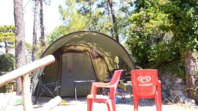 Pitch (middle tent/big tent) + car in the parking. Terraced campsite. — 3
