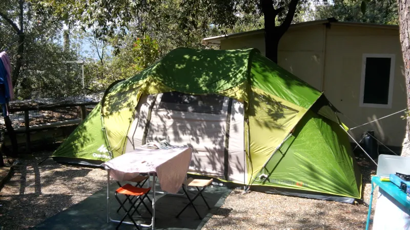 Emplacement (Tente Moyenne/Grande Tente) + 1 Voiture Dans Le Stationnement