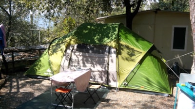 Pitch (middle tent/big tent) + car in the parking. Terraced campsite. — 4