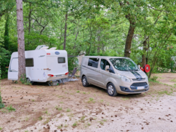 Kampeerplaats(en) - Standplaats Confort Large Tent/Van/Caravan/Camper (Met Elektriciteit) - Camping Le Relais du Léman