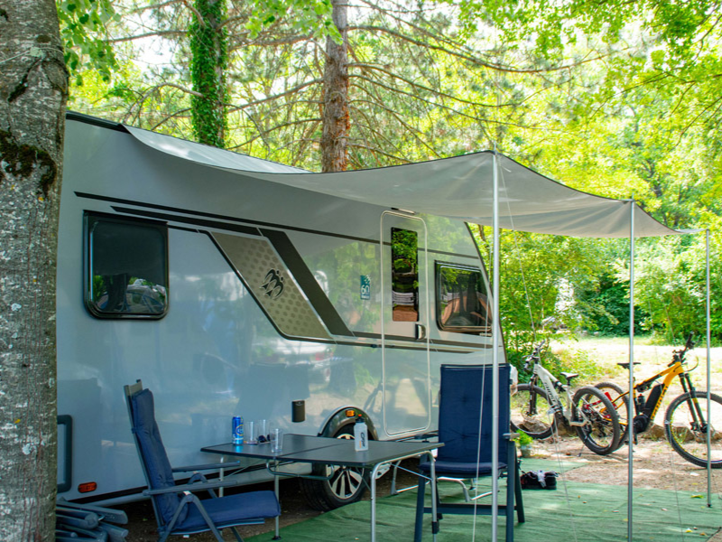 Emplacement Confort XL Tente/Van/Caravane/Camping-Car (avec électricité)