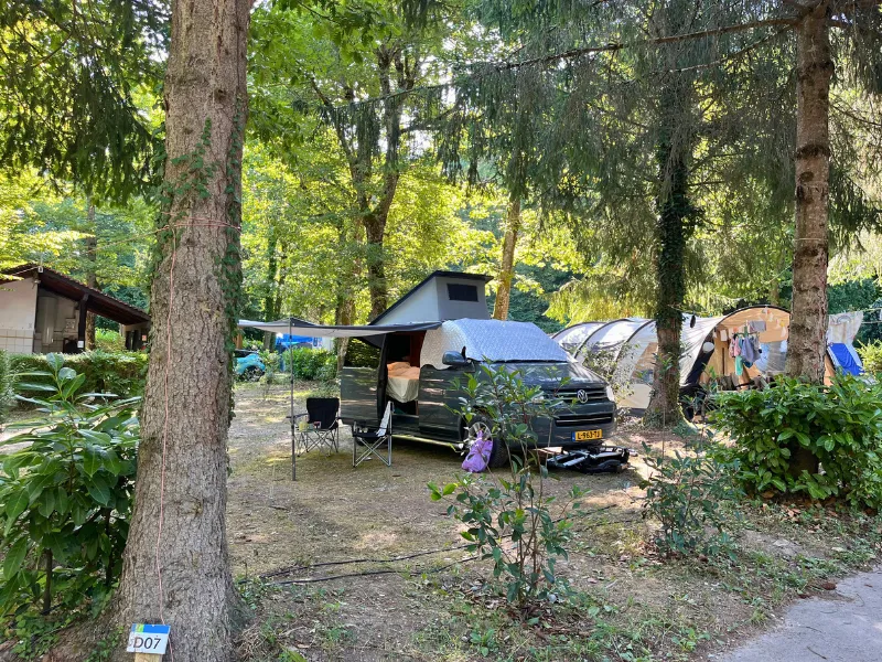 Emplacement Confort Large Tente/Van/Caravane/Camping-Car Longueur Maximum 6.50 M (Avec Électricité)