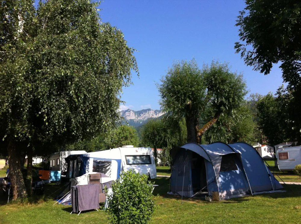 Standplaats camping met auto