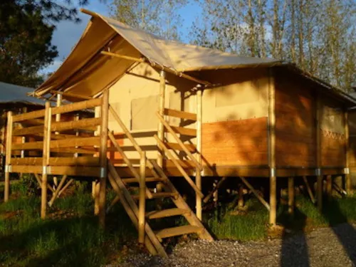Location - Tente Paillote Sur Pilotis Mi Bois - Mi Toile - image n°1 - Camping Vieille Église