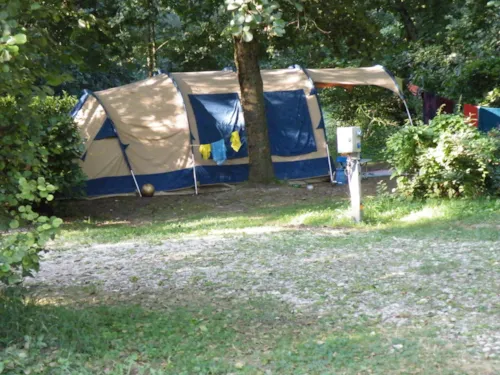 Pitch - Failed 2 Persons + 1 Pitch+ Tent/ Caravan+ 1 Vehicle - image n°4 - Camping de Saumont