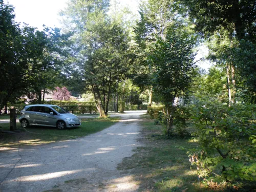 Stellplatz - Forfait 1 Personne, Avec Électricité, 1 Emplacement + Tente/ Caravane + 1 Voiture - image n°4 - Camping de Saumont