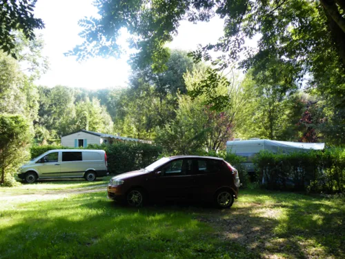 Stellplatz - Forfait 1 Personne, Avec Électricité, 1 Emplacement + Tente/ Caravane + 1 Voiture - image n°2 - Camping de Saumont