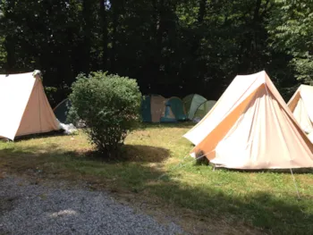 Stellplatz - Forfait 1 Personne, Avec Électricité, 1 Emplacement + Tente/ Caravane + 1 Voiture - Camping de Saumont