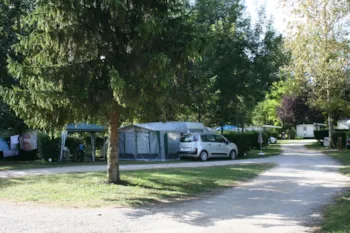 Stellplatz - Failed 2 Persons + 1 Pitch+ Tent/ Caravan+ 1 Vehicle - Camping de Saumont