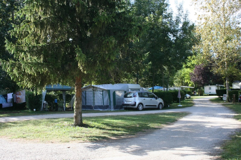 1 Piazzola + tenda, caravana ou autocaravana + 1  carro