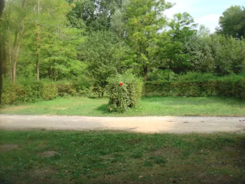 Kampeerplaats(en) - Forfait 2 Personnes, Sans Électricité, 1 Emplacement, 1 Tente/ Caravane, 1 Véhicule - image n°2 - Camping de Saumont